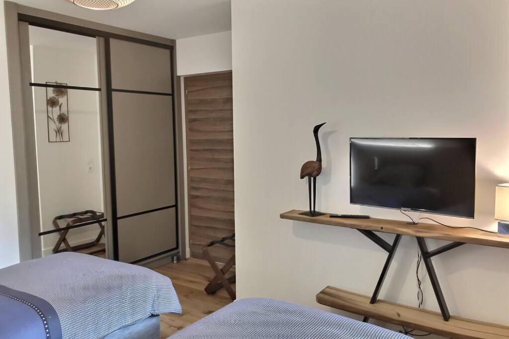 Tres Bel Appartement En Rez De Jardin, Talloires Bagian luar foto