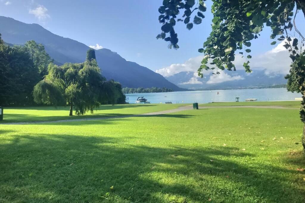 Tres Bel Appartement En Rez De Jardin, Talloires Bagian luar foto